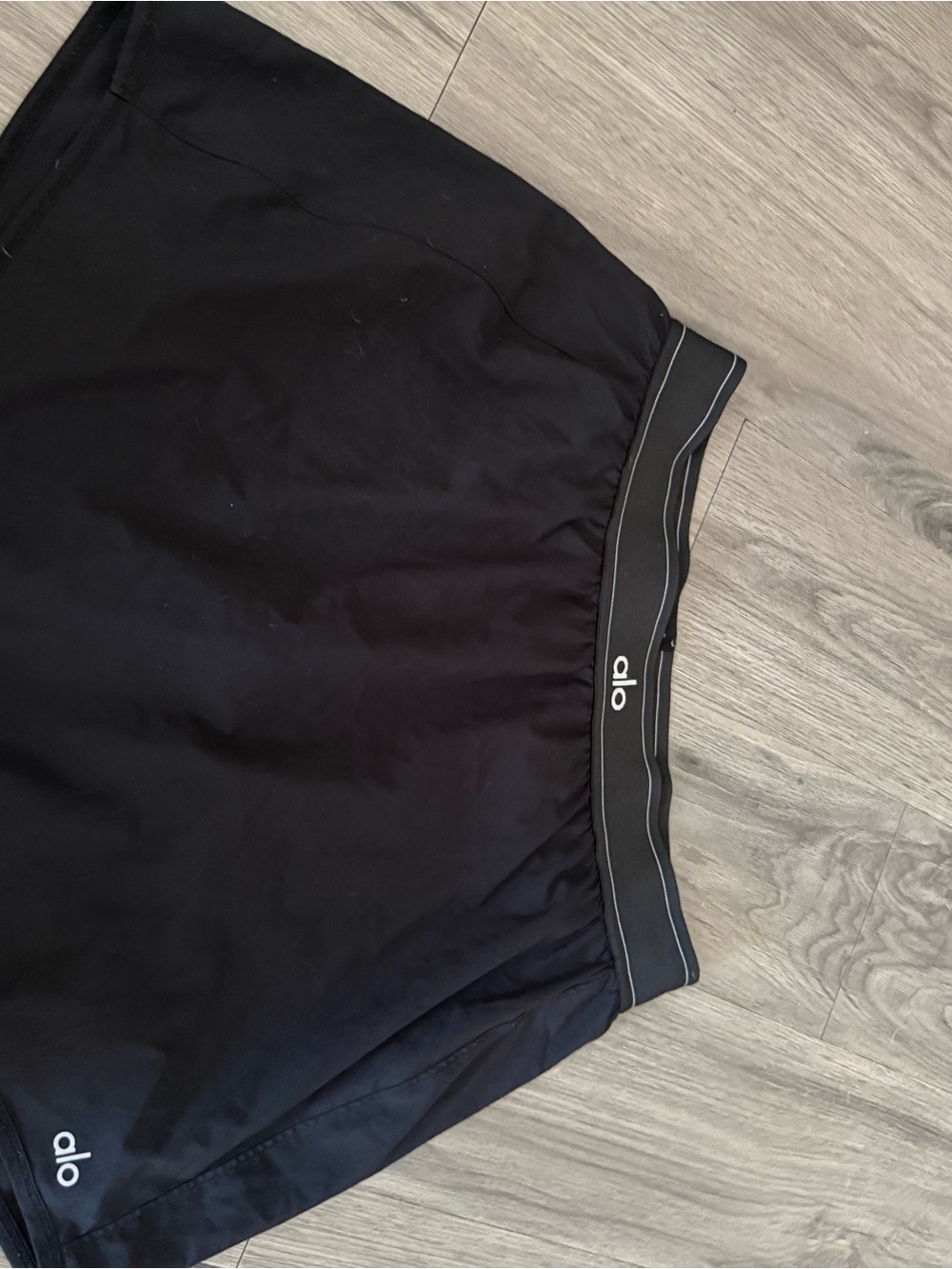 ALO Yoga women’s Black Athletic skirt with Logo Waistband
